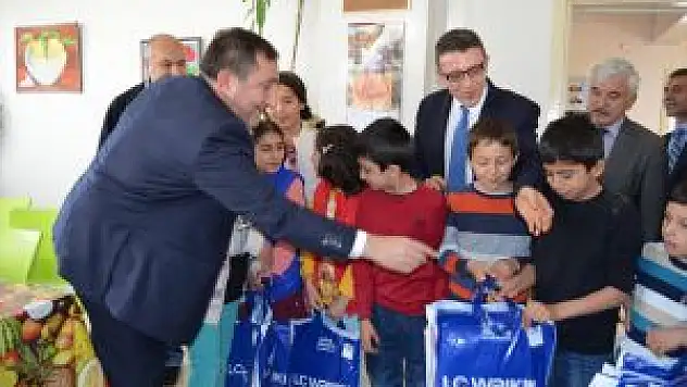 Sevgi Evlerindeki Miniklere Kıyafet Hediye Edildi
