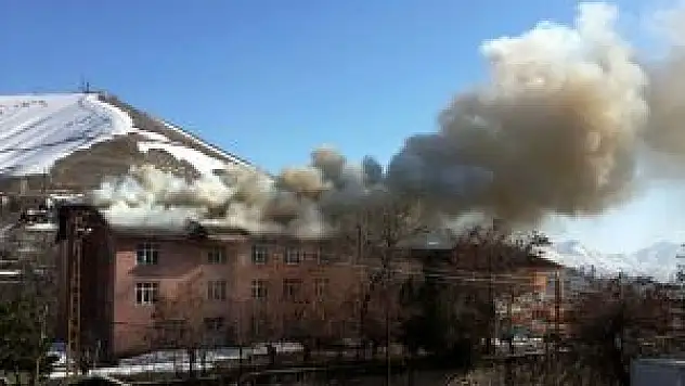 Bitlis'te üç katlı binanın çatısı yandı