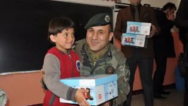 Hakkari'de Öğrencilere Ayakkabı Yardımı