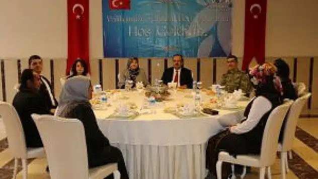 Hakkari'de Şehitleri Anma Günü Ve Çanakkale Deniz Zaferi'nin 101. Yılı