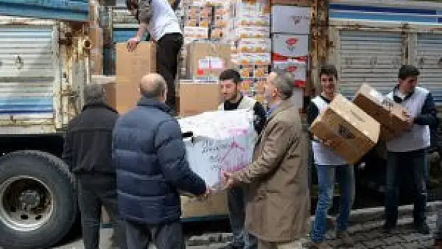 Ağrı İHH ve 30 STK'nın Desteklediği ile Terör Mağduru Ailelere İlk Yardım Kamyonu Yola Çıktı