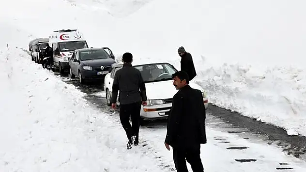 Son Dakika Van-bahçesaray Karayolunda Mahsur Kalanlar Kurtarıldı