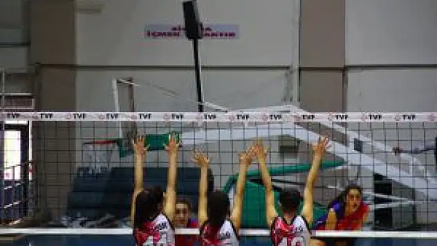 B Gençler Voleybol Yarı Final Müsabakaları Erzincan'da Başladı