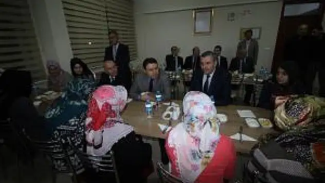 Ağrı Valisi Işın, Kız Öğrencilerle Bir Araya Geldi