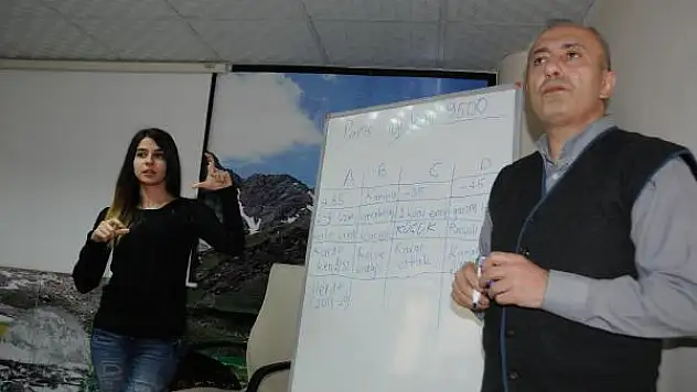 Hakkari'de İşaret Diliyle Girişimcilik Kursu Veriliyor