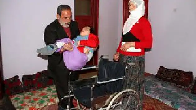 Muhtardan Engelli Çocuğa Tekerlekli Sandalye Desteği