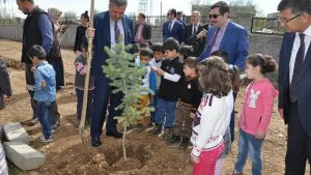 Öğrenciler Fidan Dikti