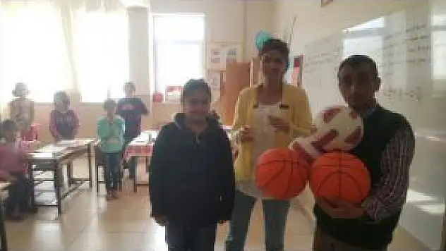 Malatya'da Öğrencilere Kitap, Kıyafet Ve Spor Malzemesi Yardımı
