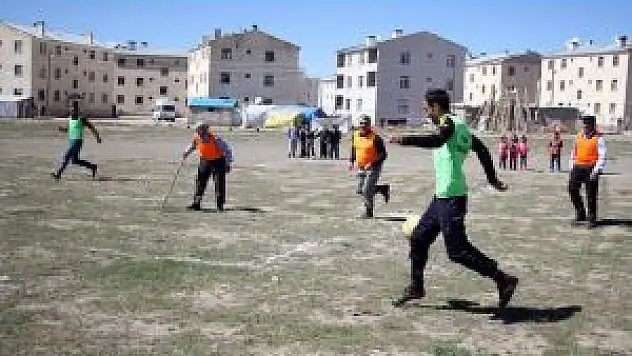 Sahaya Bastonla Çıktı Golünü Attı