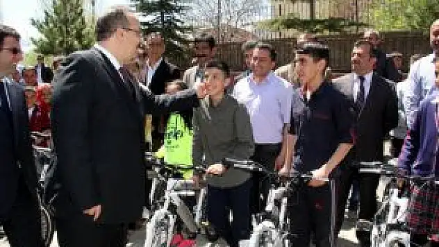 Hakarili Çocuklar Bisiklete Kavuştu