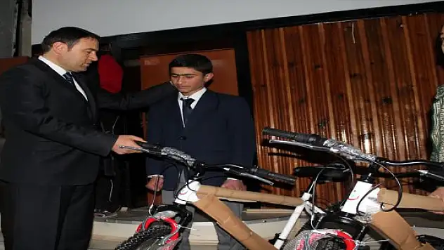 Ağrı Valisi Musa IŞIN'dan Başarılı Öğrencilere Ödül