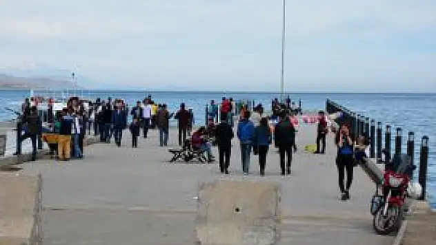 Güneşli Havayı Sahilde Değerlendiriyorlar