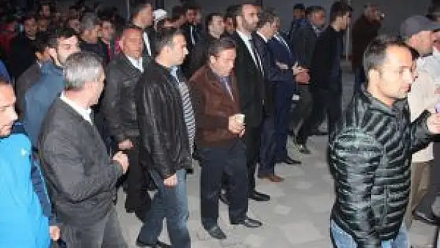 Çanakkale Kara Savaşları'nın 101. Yılı Türk bayrağı ile Abide Meydanı'na kadar yürüdü