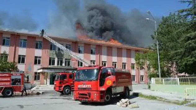 Malatya'da Eski Devlet Hastanesi Çatısında Yangın