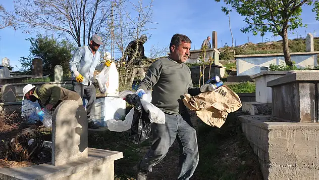 Mezarlıkta Çöp Rezaleti