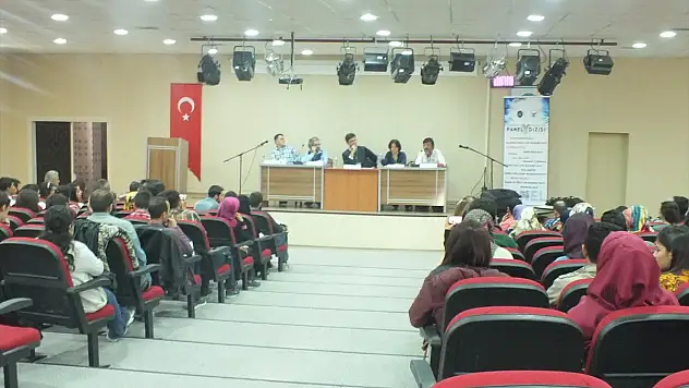 YYÜ'de 'metafizik' paneli