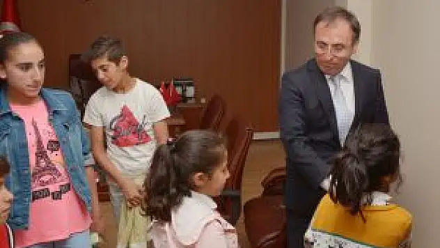 Öğrenciler Çatak Kaymakamı Akgül'ü Ziyaret Etti