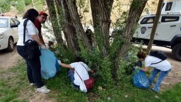 Tunceli Üniversitesi Ekoloji Ve Tarım Kulübü Üyelerinin Çevre Temizliği