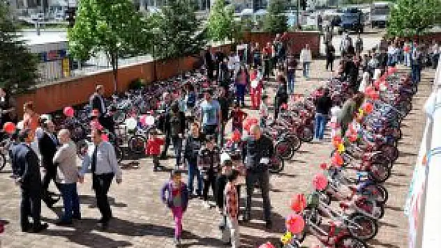 Tunceli'de Çocuklara 200 Bisiklet Dağıtıldı