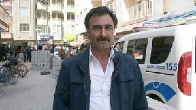 Belediyeyi Protesto İçin Yol Ortasına Duvar Ördü
