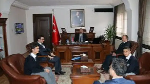 Hakkari Valisi Canbolat, Öğrencileri Ödüllendirdi