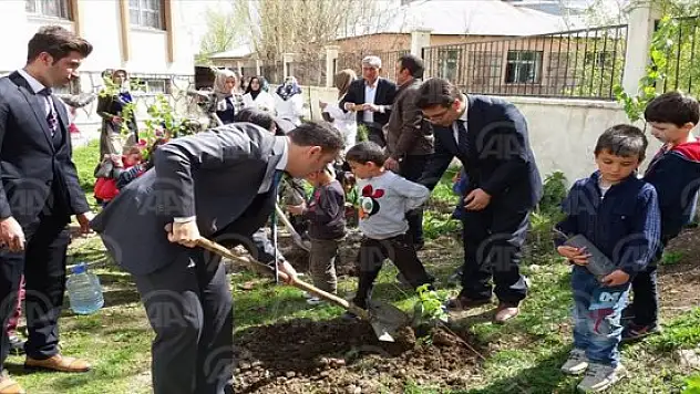 Hamur'da Anaokulu Öğrencileri Fidan Dikti