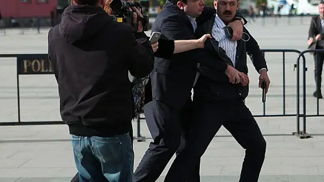 Can Dündar'a Saldırı Girişimi Oldu, Dündar'ı Eşi Korudu