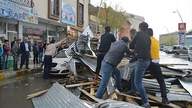 Ağrı'da şiddetli rüzgar çatıyı uçurdu