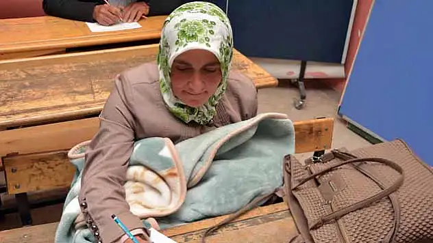 Sınava bebeğiyle girdi