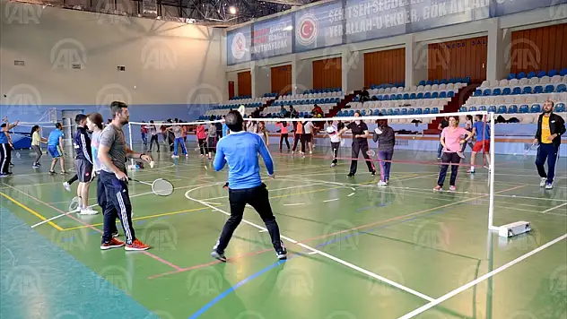 Sarıkamış'ta açılan badminton kursu yoğun ilgi gördü