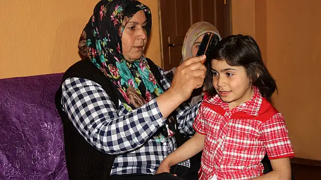 Çocuklarına hem annelik hem de babalık yapıyor