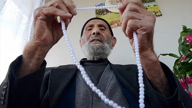 Sarıkamışlı Temel dede, 86 yıldır gözlüksüz Kur'an okuyor