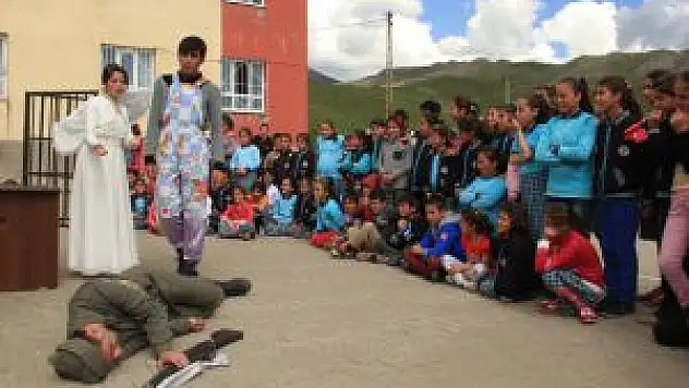 Bitlis'te 'Kurşun Asker' Tiyatro Oyunu Sahnelendi