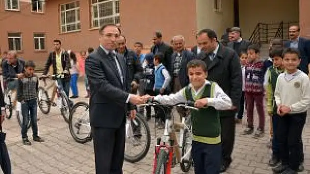 Çatak'ta Öğrencilere Bisiklet Dağıtıldı
