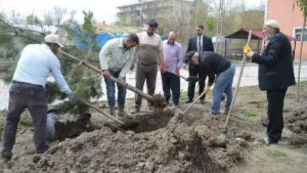 Eleşkirt Kız Kur'an Kursu Bahçesine Fidan Dikimi