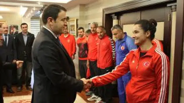 Vali Işın, Başarılı Sporcuları Ödüllendirdi