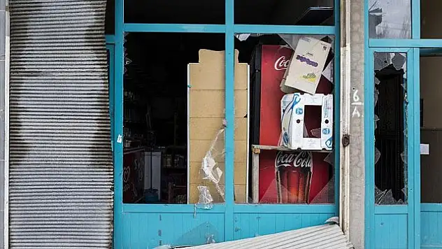 Teröristler Yüksekova'yı 'yağmaladı'