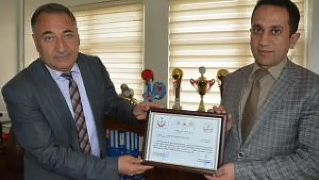 Tatvan'daki Liseye 'Beyaz Bayrak'