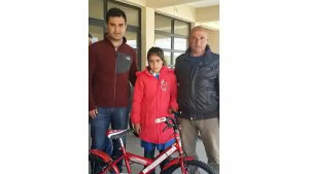 Özalp'te Öğrencilere Bisiklet Dağıtıldı
