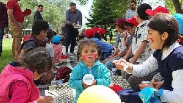 Muş'ta Uçurtma Şenliği Düzenlendi