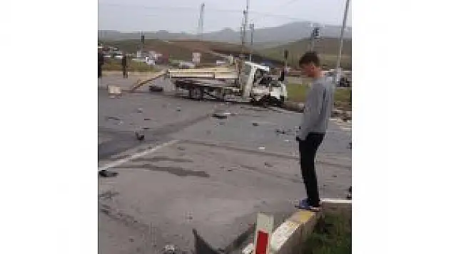 Bitlis'te Tırla Kamyonet Çarpıştı: 3 Yaralı