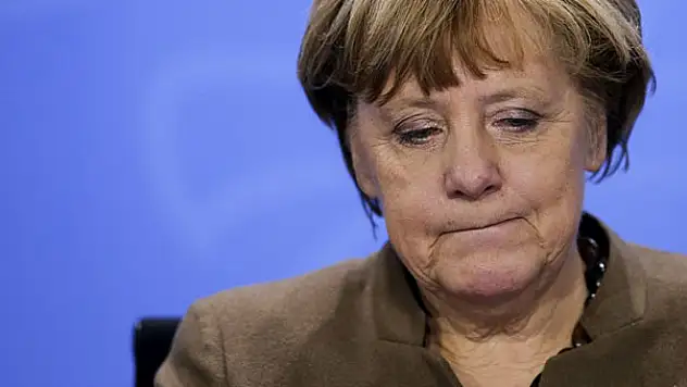 Merkel'e domuz başıyla tehdit geldi