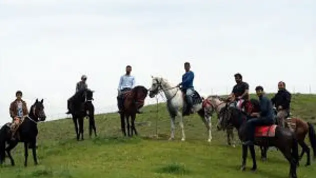 Erciş'te Rahvan At Yarışları
