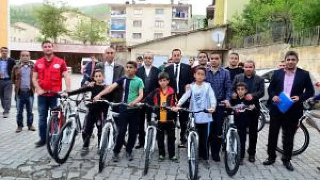 Hizan'da 90 Bisiklet Dağıtıldı