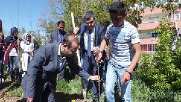 Umut Çiçekleri Komisyonu'ndan Ağaç Dikimi