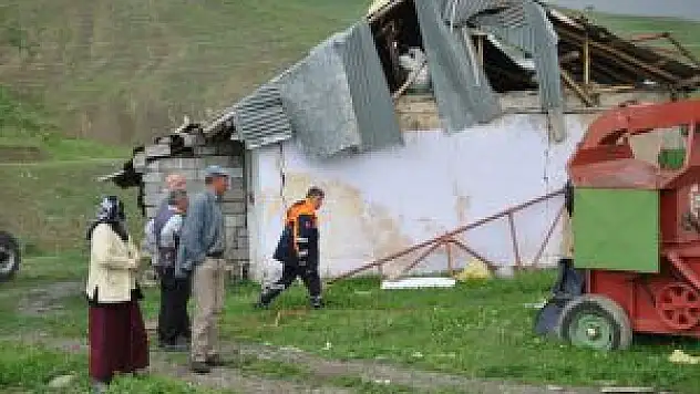 Fırtına Bazı Evlerin Çatısını Uçurdu