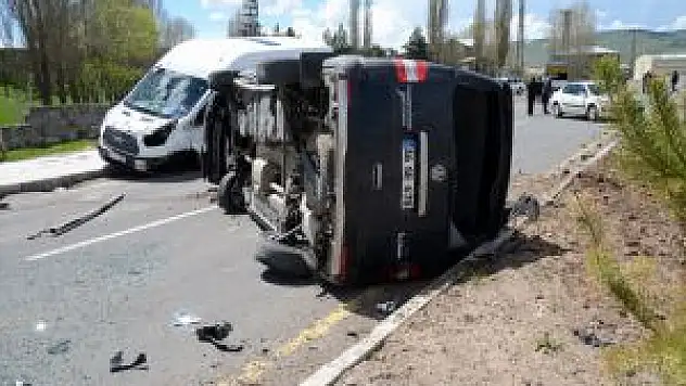 Sarıkamış'ta Trafik Kazası: 2 Yaralı