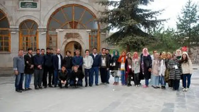 Ankaralı Gençler Kars'ın Tarihi Ve Turistik Yerlerini Gezdi