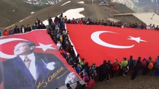 Erzurum'da Dağcılar Ejder Tepesi'ne Tırmandı