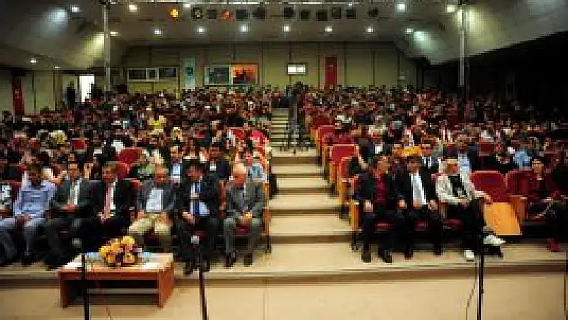 Yyü'de 'Divane Ağaç' Sahnelendi